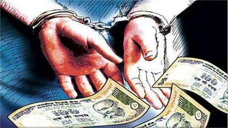 #आजमगढ़ : 10 हजार की रिश्वत लेते रंगे हाथ पकड़ा गया लेखपाल#