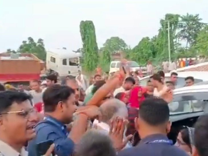 #बलिया में परिवहन मंत्री के सामने जमकर नारेबाजी, मुर्दाबाद के लगाए नारे, गंगा कटान को लेकर ग्रामीणों का फूटा गुस्सा#