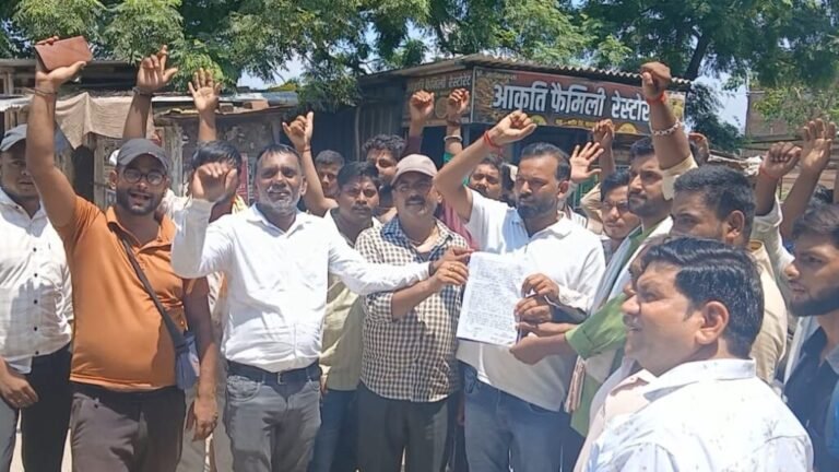 #जर्जर सड़क को लेकर फूटा ग्रामीणों का गुस्सा, भदांव से मालटारी तक निकाला पैदल मार्च; विधायक और प्रशासन के खिलाफ की नारेबाजी#
