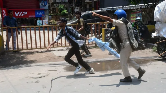#ब‍िहार बंद: पटना के डाकबंगला चौराहे पर हंगामा, पथराव के बाद पुलिस ने भांजी लाठ‍ियां, तेज प्रताप यादव हिरासत में#