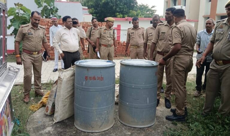 #आजमगढ़ : पुलिस ने नष्ट किया अपमिश्रित शराब बनाने का लाखों का सामान#