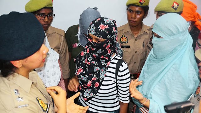 #मीडिया को देख चिल्लाईं युवतियां, कहा हमें फंसा रही है पुलिस#