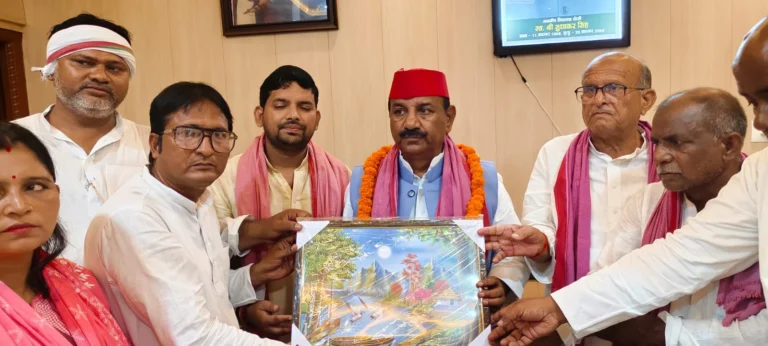 #घोसी आने पर सपाप्रदेश अध्यक्ष श्यामलाल पाल कासुजीत सिंह के नेतृत्व में कार्यकर्ताओं ने फूल-मालाओं से किया जोरदार स्वागत#