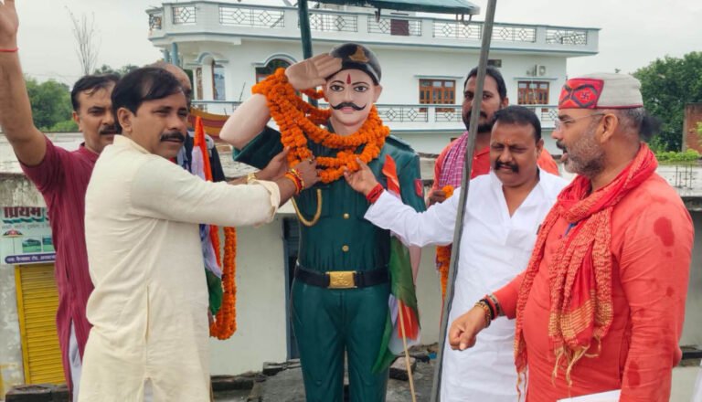 #आजमगढ़ : अमर शहीद महेंद्र उपाध्याय की प्रतिमा पर प्रभारी मंत्री अनिल राजभर ने किया माल्यार्पण#