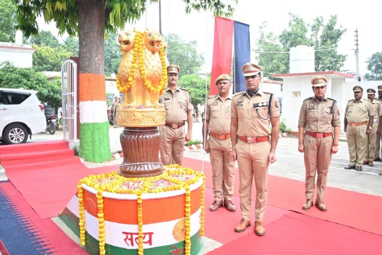#आजमगढ़ में स्वतंत्रता दिवस पर 31 पुलिसकर्मी सम्मानित, DIG व ASP को मिला गोल्ड कमेंडेशन डिस्क#