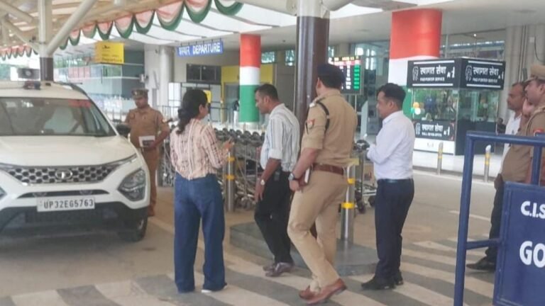 #आजमगढ़ : चेकिंग के दौरान लाइसेंसी पिस्टल से चली गोली, दो सुरक्षा कर्मी घायल#