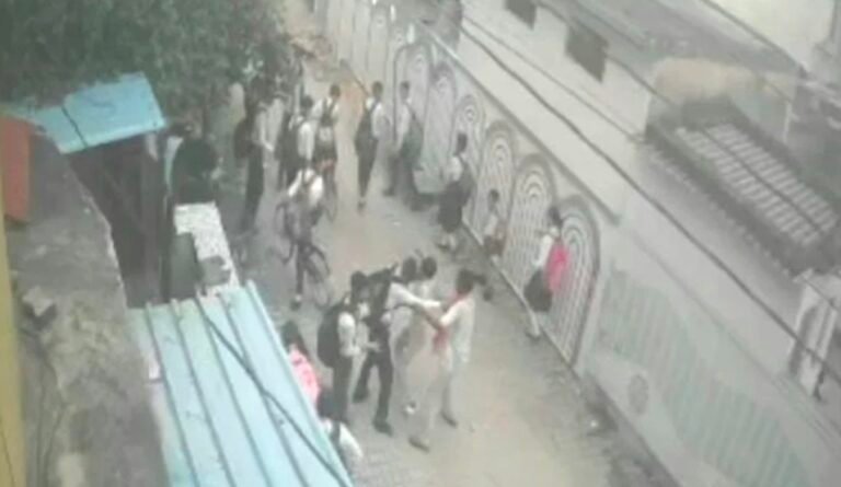 #आजमगढ़ : छात्र से बीच सड़क मारपीट, CCTV में कैद हुई घटना#