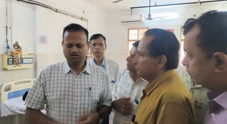 #आजमगढ़ : पिलर से टकराई रोडवेज बस, चालक समेत दो की मौत, 24 यात्री घायल#