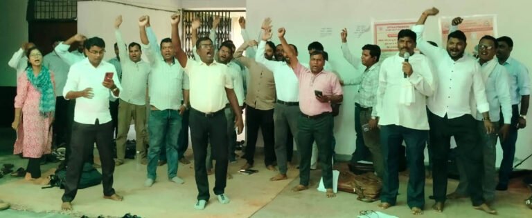 #आजमगढ़ : लेखपालों ने थाना दिवस का किया बहिष्कार, एसीओ की कार्रवाई के विरोध में धरना#