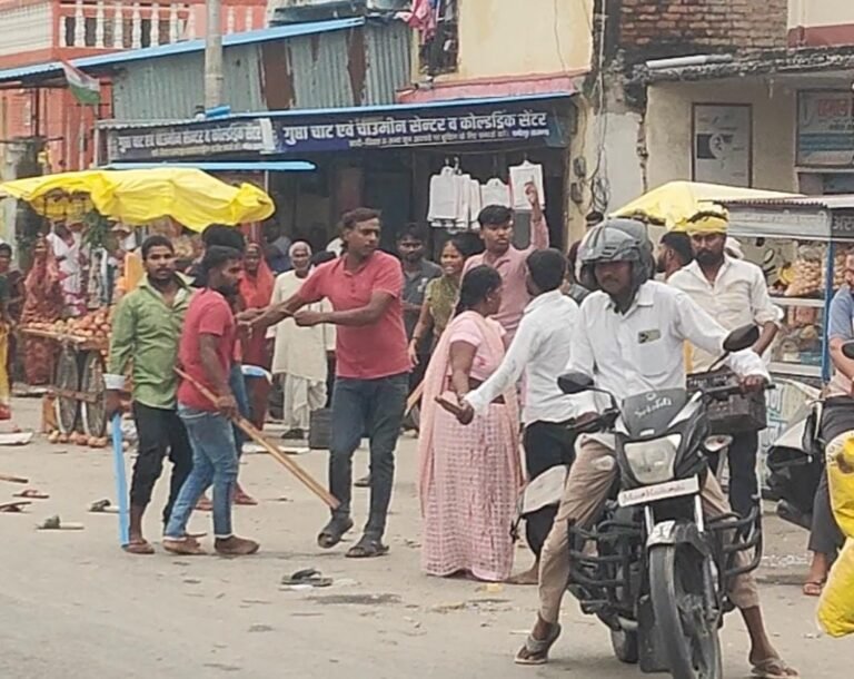 #आजमगढ़ : ठेला लगाने को लेकर दो पक्षों में भिड़ंत, छह घायल; बाजार में मची अफरा-तफरी#
