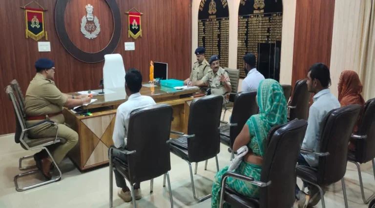 #आजमगढ़ में जनसुनवाई: फरियादियों की समस्याएं सुनकर अधिकारियों को दिए समयबद्ध निस्तारण के निर्देश#