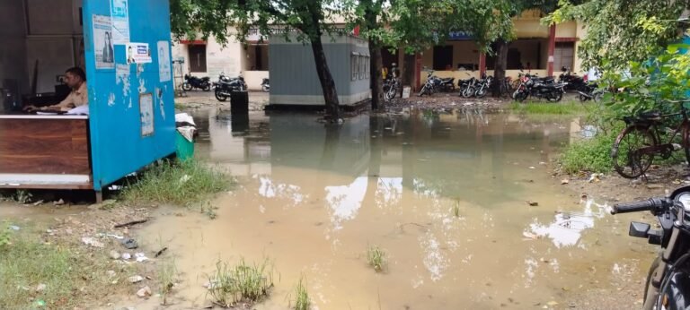 #आज़मगढ़ : बारिश से सरकारी भवनों के आसपास जलभराव, बढ़ी लोगों की मुश्किलें#