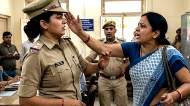 #शिकायत लेकर थाने पहुंची शिक्षिका ने महिला दरोगा को पीटा#