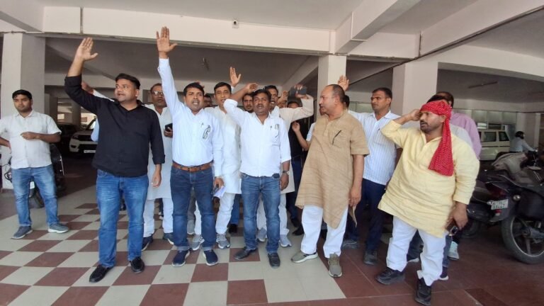 #आजमगढ़ : शिक्षक निर्वाचन से पहले वित्तविहीन विद्यालयों के प्रबंधकों पर दबाव बनाने का आरोप#