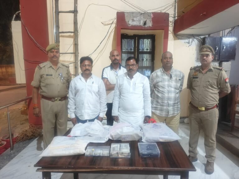 #आजमगढ़ : शिक्षक निर्वाचन में मतदाताओं को बांटने जा रहे थे 2.41 लाख रुपये, चार हिरासत में#