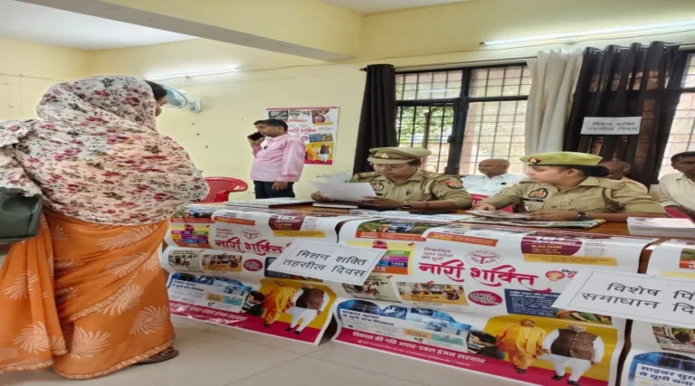 #सम्पूर्ण समाधान दिवस घोसी में पुलिस पिंक समाधान दिवस स्टाल रहा आकर्षण का केंद्र,आठ ने दिया प्रार्थनापत्र#