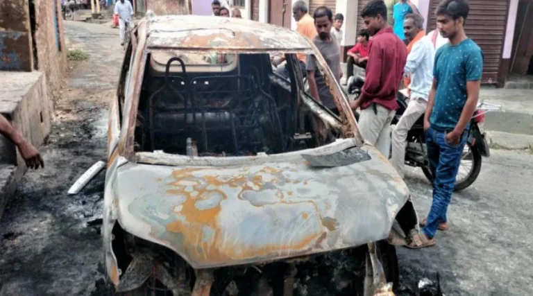 #खड़ी कार में अचानक लगी भीषण आग, जलकर हुई खाक गुरुद्वारा मोड़ पर आधी रात हुआ हादसा, कार में रखे आरसी, बीमा कागजात, पासपोर्ट, वीजा और फ्लाइट टिकट भी जले#