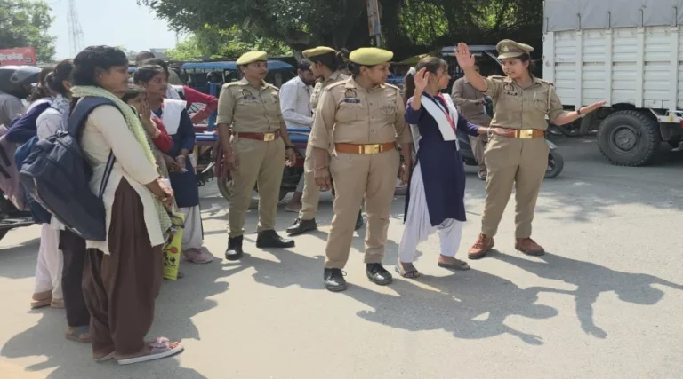 #घोसी पुलिस ने मिशनशक्ति के तहत मझवारा मोड़ पर छात्राओं को दी गई यातायात नियमों की जानकारी।#