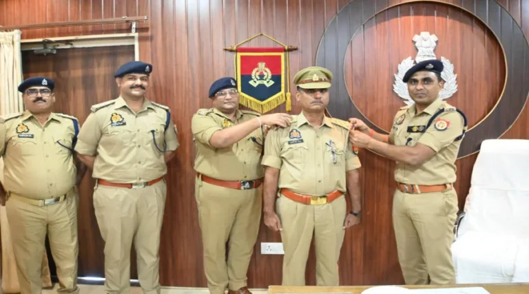#आजमगढ़ पुलिस के दो उपनिरीक्षक बने निरीक्षक, एसएसपी डॉ. अनिल कुमार ने कंधों पर लगाए स्टार#