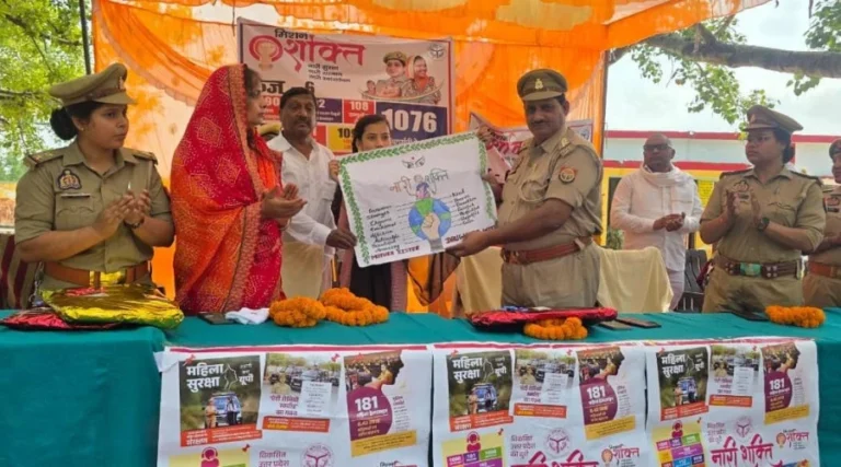#मिशन शक्ति के तहत पुलिस ने कला प्रतियोगिता के विजेताछात्राओं , आफिया, नंदनी और अंशिका को किया पुरस्कृत#