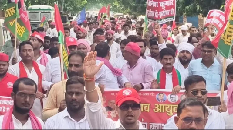 #वोट के मुद्दे पर सपा का चुनाव आयोग को घेरा, देवरिया में सड़क पर उतरे कार्यकर्ता#